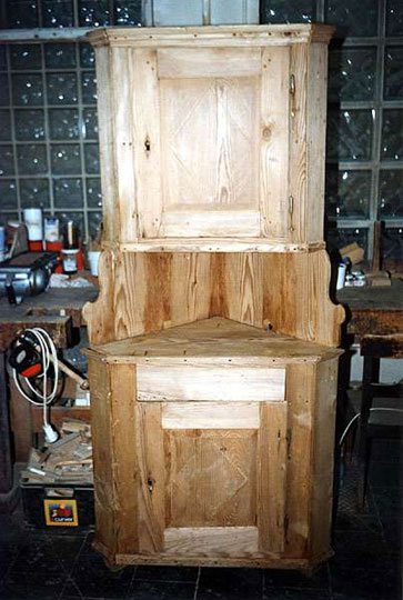 Restaurierung eines Louis-Seize-Eckschrankes aus der Pfalz