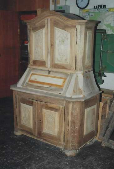 Restaurierung eines Barockmöbels und Rekonstruktion des Mittelteils