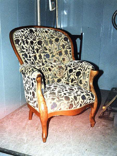 Restaurierung eines Sessels, bezogen mit einem unserer Chenillestoffe